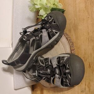 Keen Waterproof Gray Sandals Washable Toggle Closure Womens 7